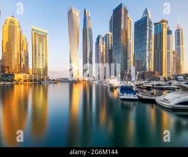 DUBAÏ, ÉMIRATS ARABES UNIS - 21 décembre 2018 : vue panoramique des tours de la marina de Dubaï après le lever du soleil. Banque D'Images