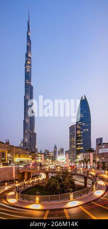 DUBAÏ, ÉMIRATS ARABES UNIS - 07 avril 2020 : Burj Khalifa et le centre-ville de Dubaï pendant l'heure bleue après le coucher du soleil. Banque D'Images