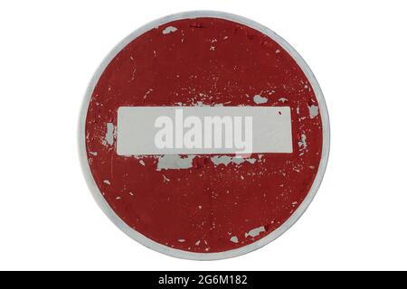 Panneau rouge « pas d'entrée », coloré par le temps ancien, isolé en blanc. Banque D'Images