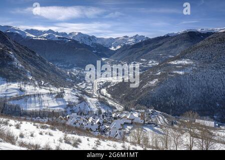 Vielha et la vallée du Mijaran vus du village de Mont, après une chute de neige hivernale (Vallée de l'Aran, Catalogne, Espagne, Pyrénées) Banque D'Images