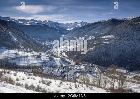 Vielha et la vallée du Mijaran vus du village de Mont, après une chute de neige hivernale (Vallée de l'Aran, Catalogne, Espagne, Pyrénées) Banque D'Images