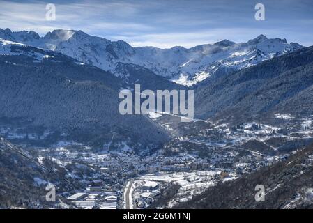 Vielha et la vallée du Mijaran vus du village de Mont, après une chute de neige hivernale (Vallée de l'Aran, Catalogne, Espagne, Pyrénées) Banque D'Images