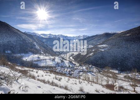 Vielha et la vallée du Mijaran vus du village de Mont, après une chute de neige hivernale (Vallée de l'Aran, Catalogne, Espagne, Pyrénées) Banque D'Images