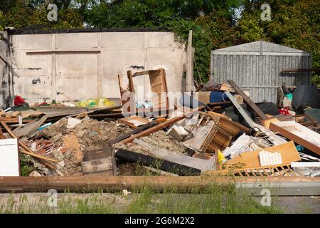 Dumping extérieur de divers matériaux, meubles anciens, Sofas et plus. Banque D'Images