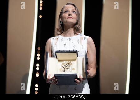 Jodie Foster pose sur scène après avoir reçu un prix Palme d'Or Life Achievement lors de la cérémonie d'ouverture de la 74e édition du Festival de Cannes, France. Photo de David Niviere/ABACAPRESS.COM Banque D'Images