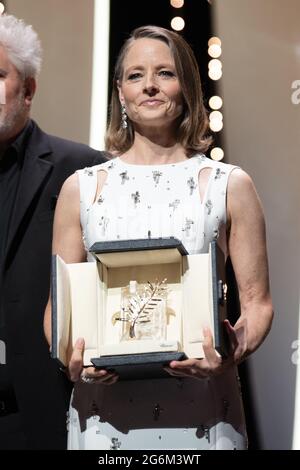 Jodie Foster pose sur scène après avoir reçu un prix Palme d'Or Life Achievement lors de la cérémonie d'ouverture de la 74e édition du Festival de Cannes, France. Photo de David Niviere/ABACAPRESS.COM Banque D'Images