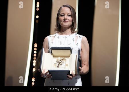 Jodie Foster pose sur scène après avoir reçu un prix Palme d'Or Life Achievement lors de la cérémonie d'ouverture de la 74e édition du Festival de Cannes, France. Photo de David Niviere/ABACAPRESS.COM Banque D'Images