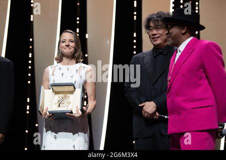 Jodie Foster pose sur scène après avoir reçu un prix Palme d'Or Life Achievement lors de la cérémonie d'ouverture de la 74e édition du Festival de Cannes, France. Photo de David Niviere/ABACAPRESS.COM Banque D'Images