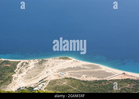 Plage de Palase vue depuis Llogara Pass. Comté de Vlore. Albanie Banque D'Images