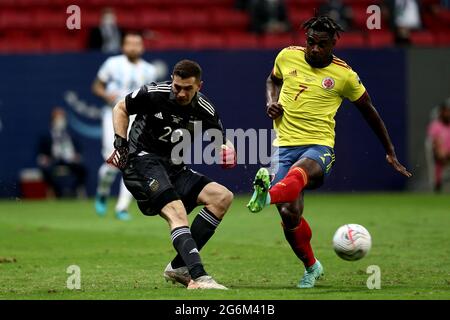 BRASILIA, BRÉSIL - JUILLET 06: Duvan Zapata de Colombie concurrence pour le ballon avec Emiliano Martinez de l'Argentine, pendant le match semi-fin entre l'Argentine et la Colombie dans le cadre de Conmebol Copa America Brésil 2021 au Mane Garrincha Stadium le 6 juillet 2021 à Brasilia, Brésil. (Support MB) Banque D'Images