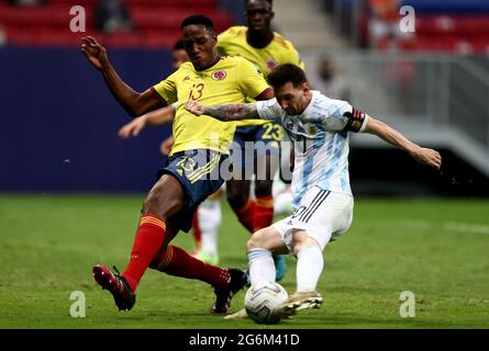 BRASILIA, BRÉSIL - JUILLET 06: Lionel Messi de l'Argentine concurrence pour le ballon avec Yerry Mina de Colombie, pendant le match semi-fin entre l'Argentine et la Colombie dans le cadre de Conmebol Copa America Brésil 2021 au Mane Garrincha Stadium le 6 juillet 2021 à Brasilia, Brésil. (Support MB) Banque D'Images