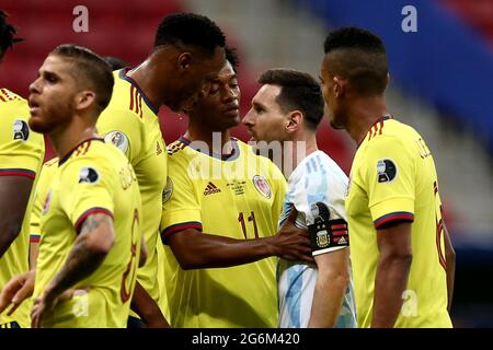 BRASILIA, BRÉSIL - JUILLET 06: Lionel Messi de l'Argentine soutient avec Juan Cuadrado et Yerry Mina de Colombie, pendant le match semi-inal entre l'Argentine et la Colombie dans le cadre de Conmebol Copa America Brésil 2021 au Mane Garrincha Stadium le 6 juillet 2021 à Brasilia, Brésil. (Support MB) Banque D'Images