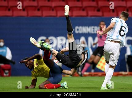 BRASILIA, BRÉSIL - JUILLET 06: Duvan Zapata de Colombie concurrence pour le ballon avec Emiliano Martinez et Pezzella allemande d'Argentine, pendant le match semi-fin entre l'Argentine et la Colombie dans le cadre de Conmebol Copa America Brésil 2021 au Mane Garrincha Stadium le 6 juillet 2021 à Brasilia, Brésil. (Support MB) Banque D'Images