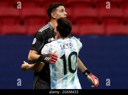 BRASILIA, BRÉSIL - JUILLET 06: Emiliano Martinez et Lionel Messi de l'Argentine pendant une pénalité Shootout, dans le match semi-fin entre l'Argentine et la Colombie dans le cadre de Conmebol Copa America Brésil 2021 au stade de Mane Garrincha le 6 juillet 2021 à Brasilia, Brésil. (Support MB) Banque D'Images