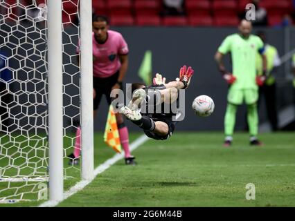 BRASILIA, BRÉSIL - JUILLET 06 : Emiliano Martinez gardien de but de l'Argentine plongées pour sauver un coup de pénalité par Yerry Mina de Colombie (pas dans le cadre) dans une fusillade, après un match semi-inal entre l'Argentine et la Colombie dans le cadre de Conmebol Copa America Brésil 2021 au Mane Garrincha Stadium le 6 juillet 2021 à Brasilia, Brésil. (Support MB) Banque D'Images