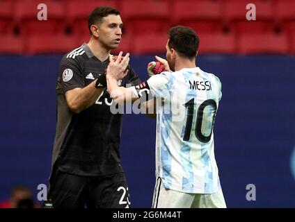 BRASILIA, BRÉSIL - JUILLET 06: Emiliano Martinez et Lionel Messi de l'Argentine pendant une pénalité Shootout, dans le match semi-fin entre l'Argentine et la Colombie dans le cadre de Conmebol Copa America Brésil 2021 au stade de Mane Garrincha le 6 juillet 2021 à Brasilia, Brésil. (Support MB) Banque D'Images