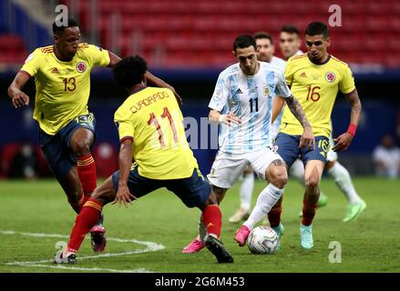 BRASILIA, BRÉSIL - JUILLET 06 : Angel Di Maria d'Argentine rivalise pour le bal avec Yerry Mina, Juan Cuadrado et Rafael Santos Borre de Colombie, pendant le match semi-fin entre l'Argentine et la Colombie dans le cadre de Conmebol Copa America Brésil 2021 au Mane Garrincha Stadium le 6 juillet 2021 à Brasilia, Brésil. (Support MB) Banque D'Images