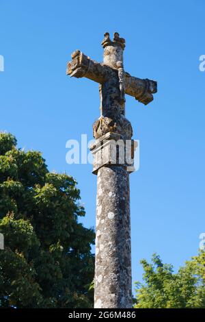 Croix dans le cimetière de l'église Saint-Quentin, Nucourt, Val d'Oise, France Banque D'Images
