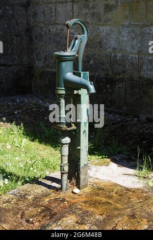 Ancienne pompe à eau à l'église Saint-Quentin, Nucourt, Val d'Oise, France Banque D'Images