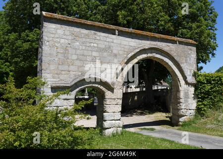 Porte voûtée de l'église Saint-Quentin, Nucourt, Val d'Oise, France Banque D'Images