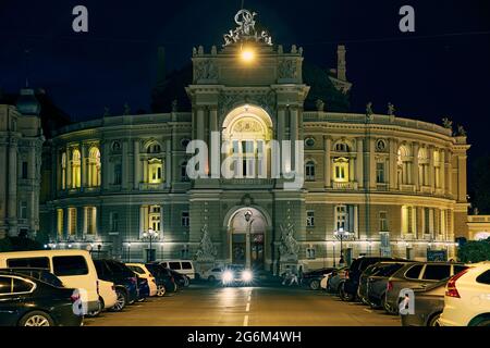 Photo de nuit l'opéra et le théâtre de ballet d'Odessa en Ukraine. Ligth naturel. Banque D'Images