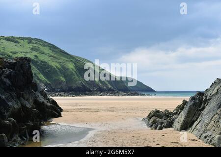 Une belle vue d'une promenade côtière dans le nord du Devon, avec un accent détaillé d'une formation de roche sur les sables de Putsborough lors d'une journée d'été britannique classique. Banque D'Images