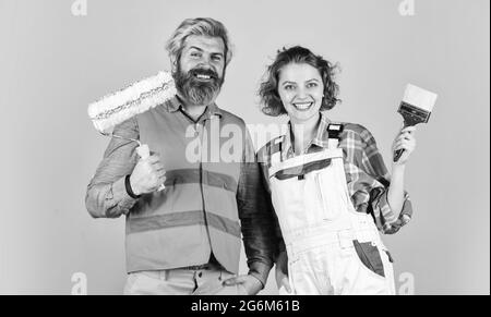 heureux d'être ici. Portrait de l'homme à main confiant et de son collègue féminin. Suivez les étapes de réparation. Portez un uniforme spécial et utilisez des outils. Entretien Banque D'Images