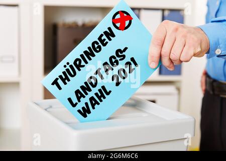 Main lors du vote pour le Thüringen Landtagswahl (élection allemande pour : l'État de Thuringe) en 2021 par voie de scrutin Banque D'Images