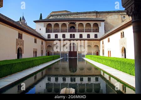 La Cour des Myrtles (patio de los Arrayanes)À l'Alhambra à Grenade Espagne.au sommet de la colline al-Sabika,sur la rive du fleuve Darro.construit comme une forteresseEn 889 ce., puis largement ignoré.reconstruit au milieu du 13ème siècle par le Nasrid arabe emir Mohammed ben Al-Ahmar de l'émirat de Grenade, après leChristian Reconquista en 1492, le site devint la Cour royale de Ferdinand et Isabella Banque D'Images