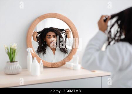 Cheveux secs, matés, problèmes de coiffure, traitement de routine Banque D'Images