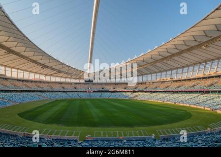 Le terrain du stade Moses Mabhida à Durban a été construit pour la coupe du monde de 2010 et est dominé par son arc de 106 mètres et ses câbles en acier. Banque D'Images