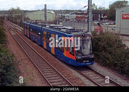 Rotherham, Royaume-Uni - 22 mai 2021 : un tramway (classe 399) sur la voie de Parkgate. Banque D'Images