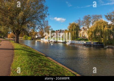 Jolie vue sur la rivière CAM à Cambridge en Angleterre avec des maisons de chemin de rivière et des bateaux amarrés le long de la rive bordée de saules sur ha Banque D'Images