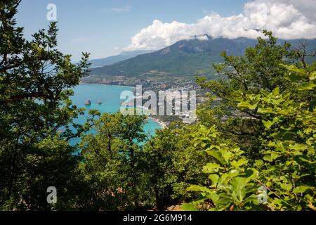 Vue panoramique sur la côte de Crimée depuis le mont Ayu-Dag ou la montagne de l'ours. Vacances d'été, réserve naturelle. Banque D'Images