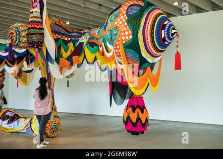 Yorkshire Sculpture Park près de Wakefield avec une exposition de galerie d'œuvre frappante de Joana Vasconcelos Valkyrie Marina Rinaldi, 2014. Banque D'Images