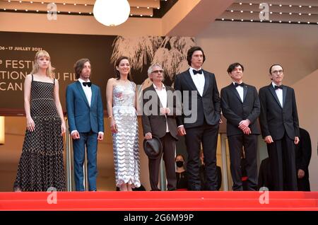 Cannes, France. 06e juillet 2021. Chanteur Angele (l-r), Simon Helberg, Marion Cotillard, réalisateur Leos Carax, Adam Driver, Russell Mael et Ron Mael assistent à la cérémonie d'ouverture et à la première du film d'ouverture « Annette » lors du 74e Festival annuel de Cannes au Palais des Festivals. Credit: Stefanie Rex/dpa-Zentralbild/dpa/Alay Live News Banque D'Images