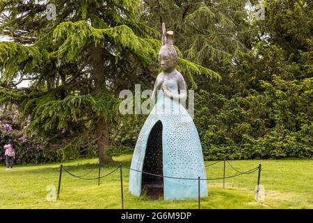 WAKEFIELD, Royaume-Uni - 10 juin 2021 : sculpture moderne de Leiko Ikemura exposée dans un cadre pittoresque du Yorkshire Sculpture Park. Banque D'Images