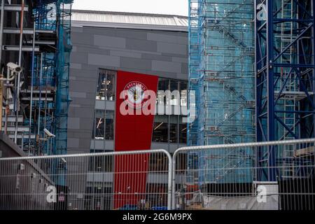 Londres, Royaume-Uni - juillet 6 2021 : à l'extérieur du stade communautaire de Brentford, qui abrite le club de football de Brentford. Banque D'Images