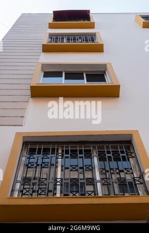 Architecture moderne d'un bâtiment à Kolkata. Série de fenêtres de bas en haut. Photo prise d'en bas le jour, à Kolkata , Bengale-Occidental, Inde Banque D'Images