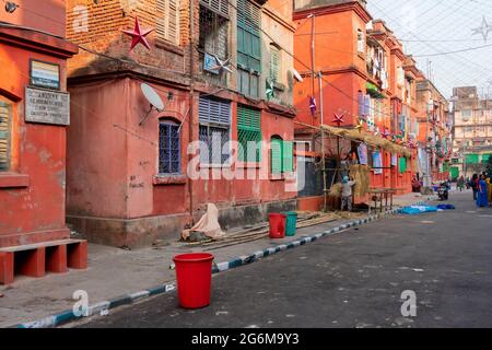 KOLKATA, BENGALE-OCCIDENTAL, INDE - 24 DÉCEMBRE 2017 : casernes de noeuds - murs en briques rouges - colonie britannique de kolkata du nord. Image prise dans la journée Banque D'Images