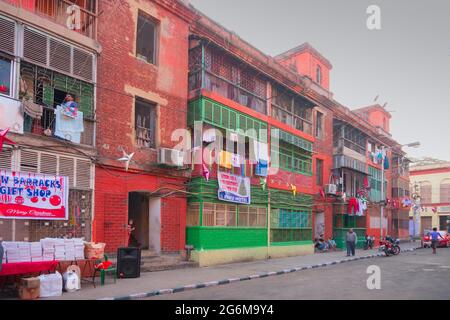 KOLKATA, BENGALE-OCCIDENTAL, INDE - 24 DÉCEMBRE 2017 : casernes de noeuds - murs en briques rouges - colonie britannique de kolkata du nord. Image prise dans la journée Banque D'Images