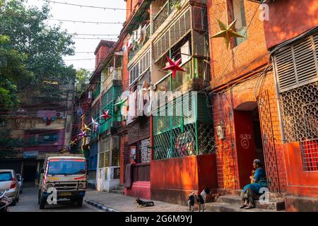 KOLKATA, BENGALE-OCCIDENTAL, INDE - 24 DÉCEMBRE 2017 : casernes de noeuds - murs en briques rouges - colonie britannique de kolkata du nord. Image prise dans la journée Banque D'Images