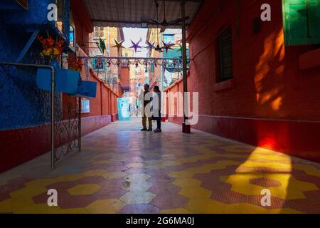 KOLKATA, BENGALE-OCCIDENTAL, INDE - 24 DÉCEMBRE 2017 : casernes de noeuds - murs en briques rouges - colonie britannique de kolkata du nord. Image prise dans la journée Banque D'Images