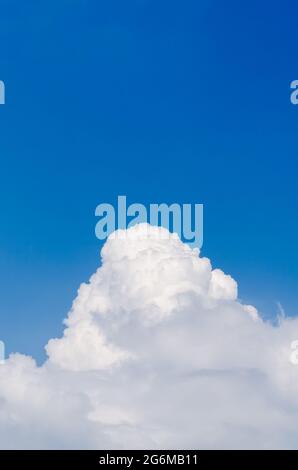Nuages massifs dans le ciel bleu clair après une tempête de pluie, un fond naturel ou un papier peint Banque D'Images