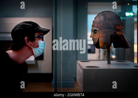 British Museum Photographie par Brian Harris 2021-07 le visiteur montre le Sutton Hoo Helmet reconstruit. Wikipedia: La barre de Sutton Hoo Banque D'Images