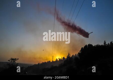 L'avion de lutte contre l'incendie AIR Tractor AT-802F exploité par HIM-NIR Aviation est ignifuge sur un feu de forêt à grande échelle. Photographié en Israël Banque D'Images