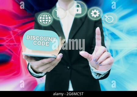 Code de réduction de l'affiche manuscrite. Approche commerciale pour réduire le prix d'un produit avec un coupon personnalisé Lady in Uniform Holding Phone Banque D'Images