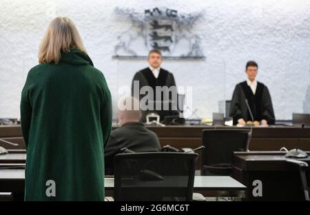 Stuttgart, Allemagne. 07e juillet 2021. Un défendeur assiste à un procès pour trafic d'êtres humains dans une salle d'audience du tribunal régional de Stuttgart. Au total, les deux accusés auraient utilisé des travailleurs polonais dans des conditions inacceptables dans leur ferme de Grafenau (district de Böblingen) entre décembre 2008 et juillet 2011. (Défendeur pixelated pour des raisons juridiques) crédit: Marijan Murat/dpa/Alay Live News Banque D'Images