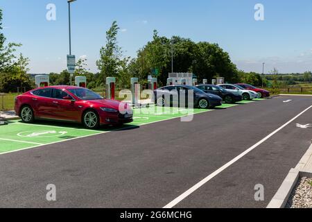 Gridserve Electric Highway, moto Rugby M6, Angleterre Banque D'Images