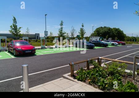 Gridserve Electric Highway, moto Rugby M6, Angleterre Banque D'Images